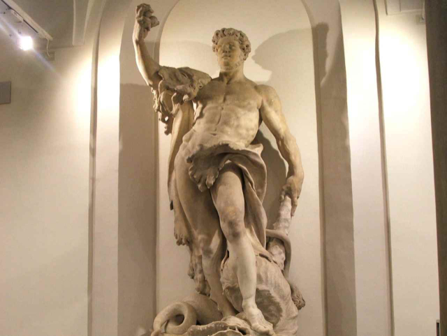 Hercules di dalam toko - Genova | Secret World Trip Planner
