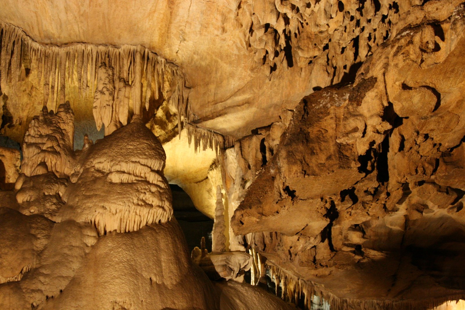 Crystal Cave é un verdadeiro tesouro da natureza - Three Rivers | Secret World Trip Planner