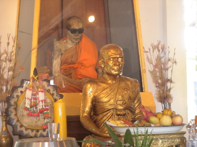 La Mummia in Luang Pho Dang - Amphoe Ko Samui | Secret World Trip Planner