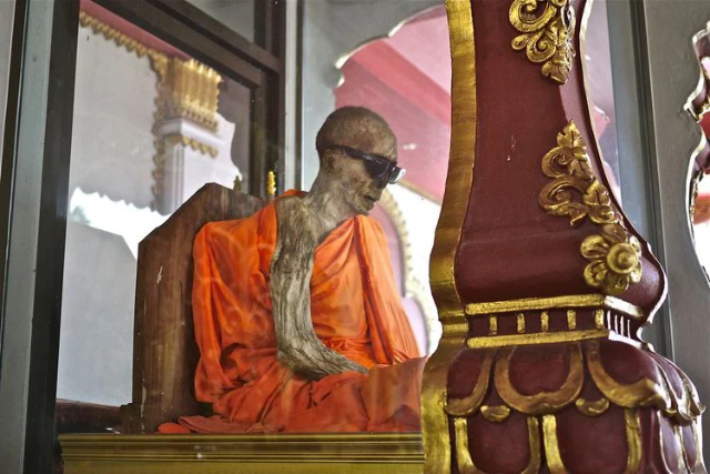 La Mummia in Luang Pho Dang - Amphoe Ko Samui | Secret World Trip Planner