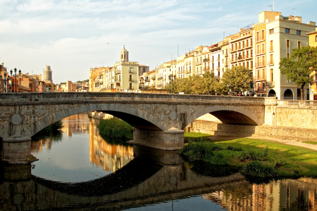 Point de vue sur la rivière Onyar - Girona | Secret World Trip Planner