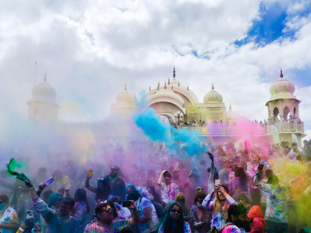 Couleurs du printemps : Holi au temple Sri Radha Krishna, Utah - Spanish Fork | Secret World Trip Planner