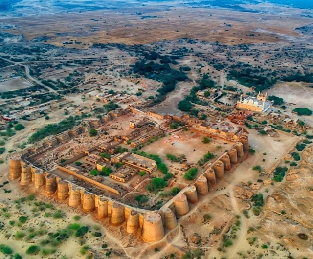 La grandeur du fort de Derawar - Derawar | Secret World Trip Planner