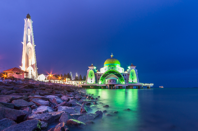 La Moschea dello Stretto di Malacca - 75000 | Secret World Trip Planner