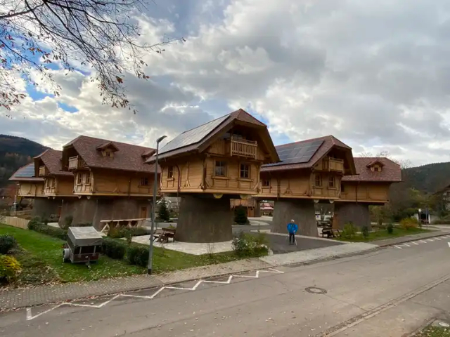 Schwarzwalder Hof est le village des cabanes dans les arbres. - Freiburg im Breisgau | Secret World Trip Planner