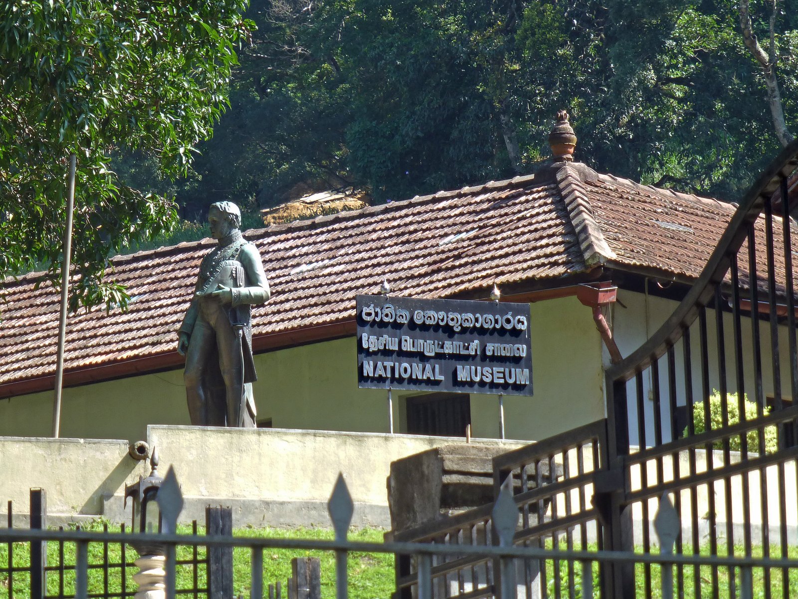 Sri Lankais : Musée national de Kandy - Kandy | Secret World Trip Planner