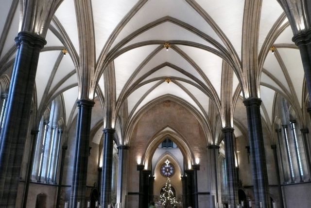 Kisha e tempullit dhe Bota E Shenjtë E Gralit. - Londra | Secret World Trip Planner