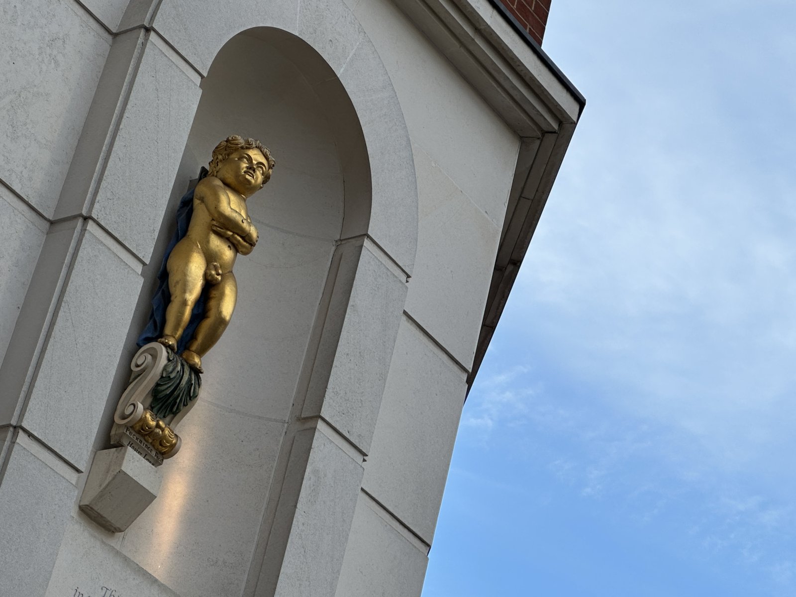 Băiat de aur de Pye Corner - Londra | Secret World Trip Planner