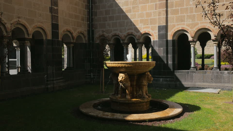 ເລ Laach ວັດ - Glees | Secret World Trip Planner