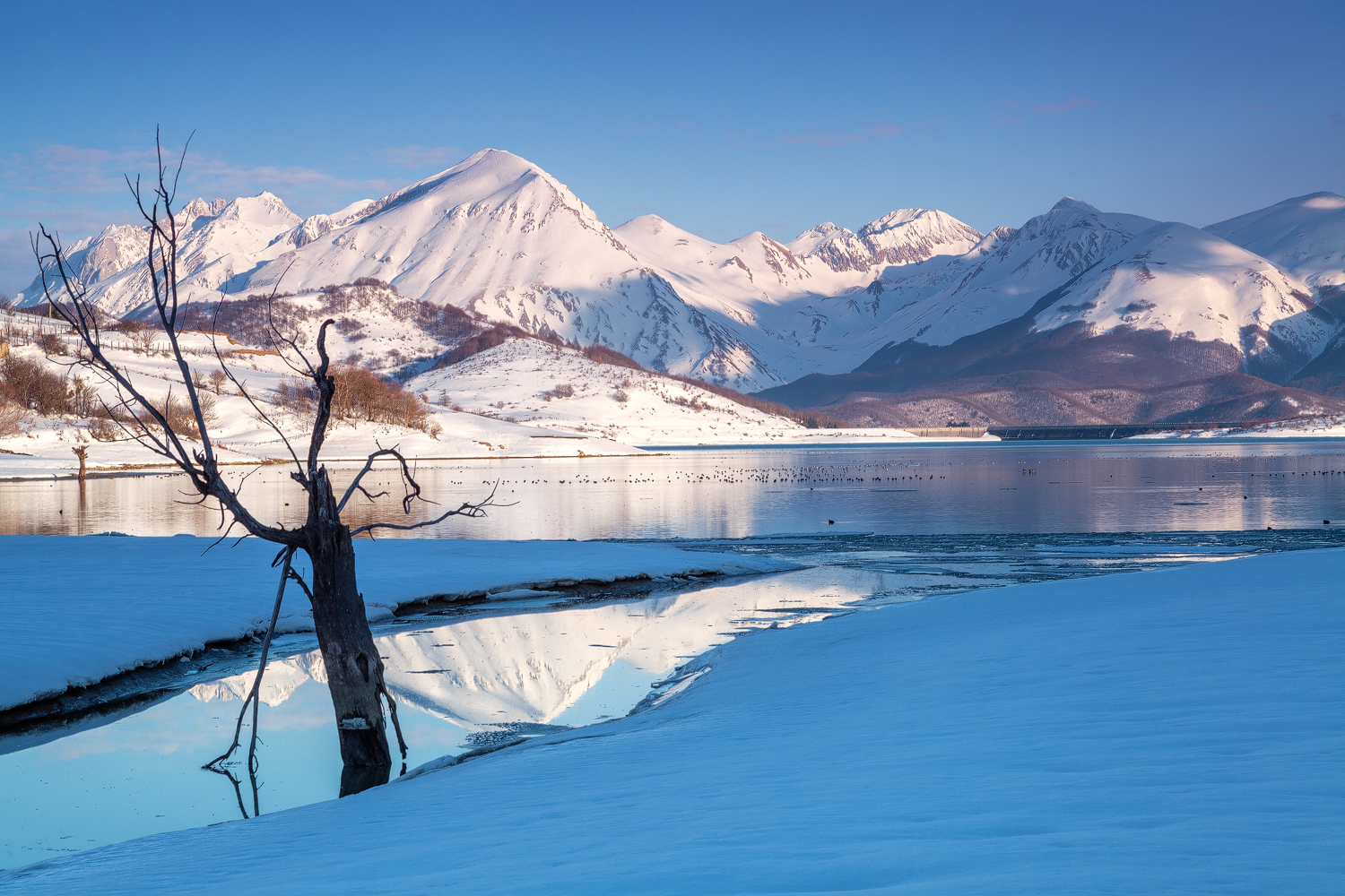 Liqeni Campotosto - Lago di Campotosto | Secret World Trip Planner