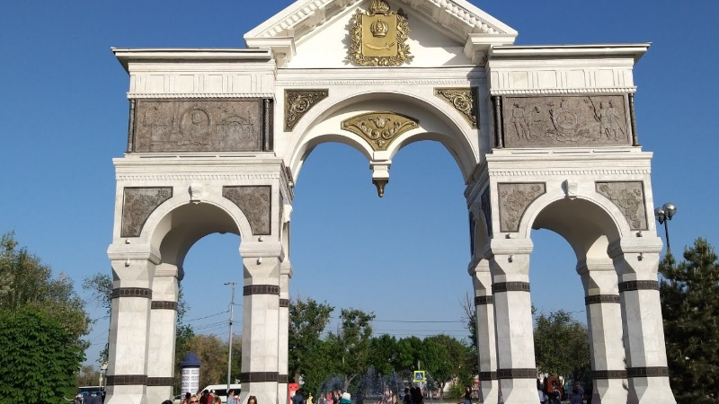 Astrakhan Triumfbåge och Walk of Fame - Staroe Bobrenevo | Secret World Trip Planner