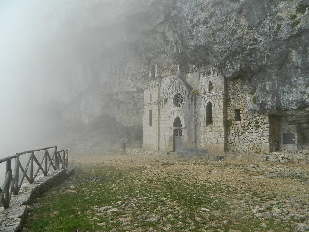 Ermitajul Sfântului Arhanghel Mihail - Maranola | Secret World Trip Planner