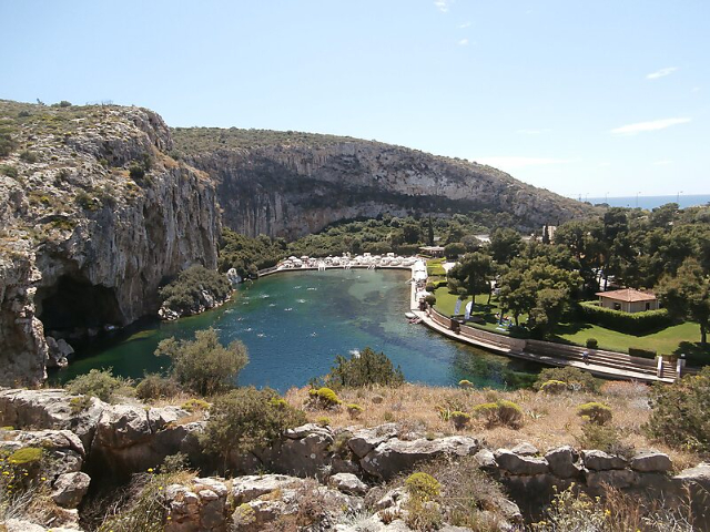ヴーリアグメニ湖 - Lake Vouliagmeni | Secret World Trip Planner