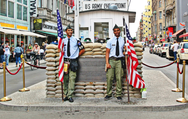 စစ်ဆေးရေးဂိတ် ချာလီ - Berlin | Secret World Trip Planner