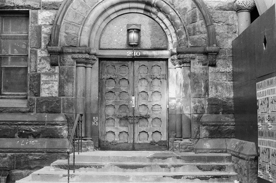 Las Puertas del Esonerado: Una Obra Maestra en Nueva York - New York | Secret World Trip Planner