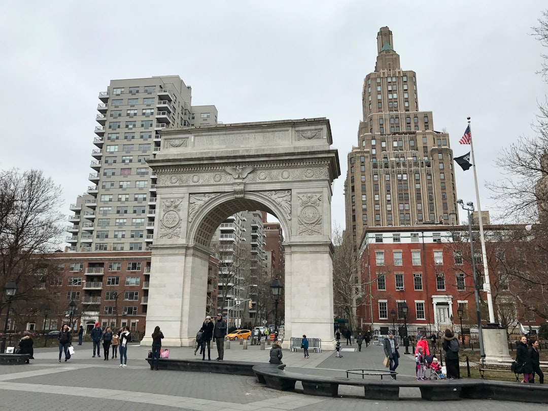 エソネラートの扉：ニューヨークの芸術作品 - New York | Secret World Trip Planner