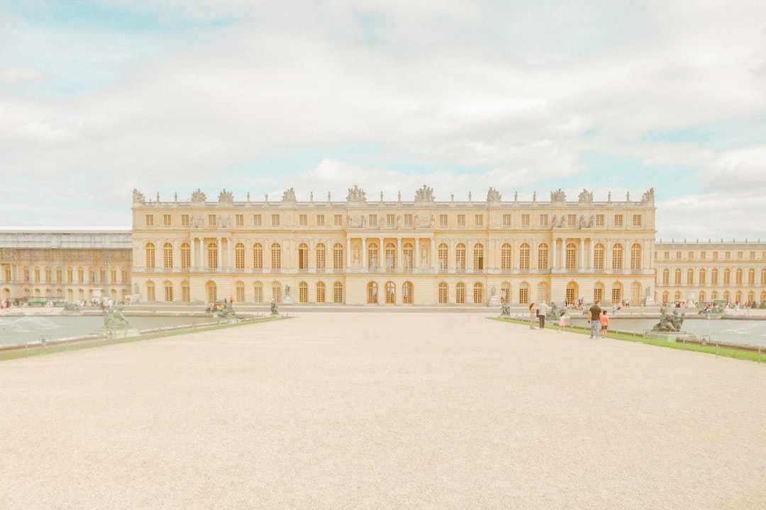 La magnifica Reggia di Versailles: un viaggio nel lusso - Place d'Armes | Secret World Trip Planner