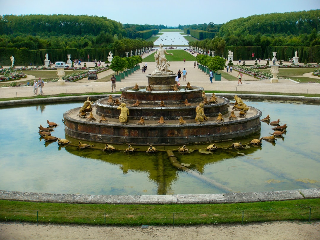 A Magnífica Reggia de Versailles: Uma Viagem de Luxo - Place d'Armes | Secret World Trip Planner