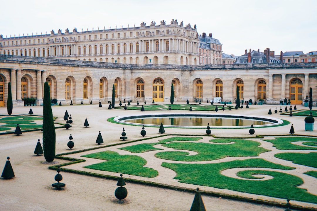 A Magnífica Reggia de Versailles: Uma Viagem de Luxo - Place d'Armes | Secret World Trip Planner