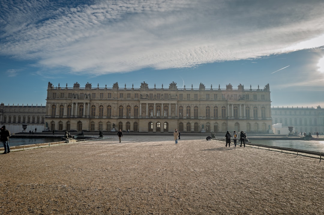 豪華なヴェルサイユ宮殿：贅沢の旅へ - Place d'Armes | Secret World Trip Planner