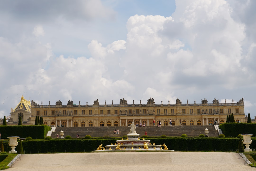 华丽的凡尔赛宫：奢华之旅的探索 - Place d'Armes | Secret World Trip Planner