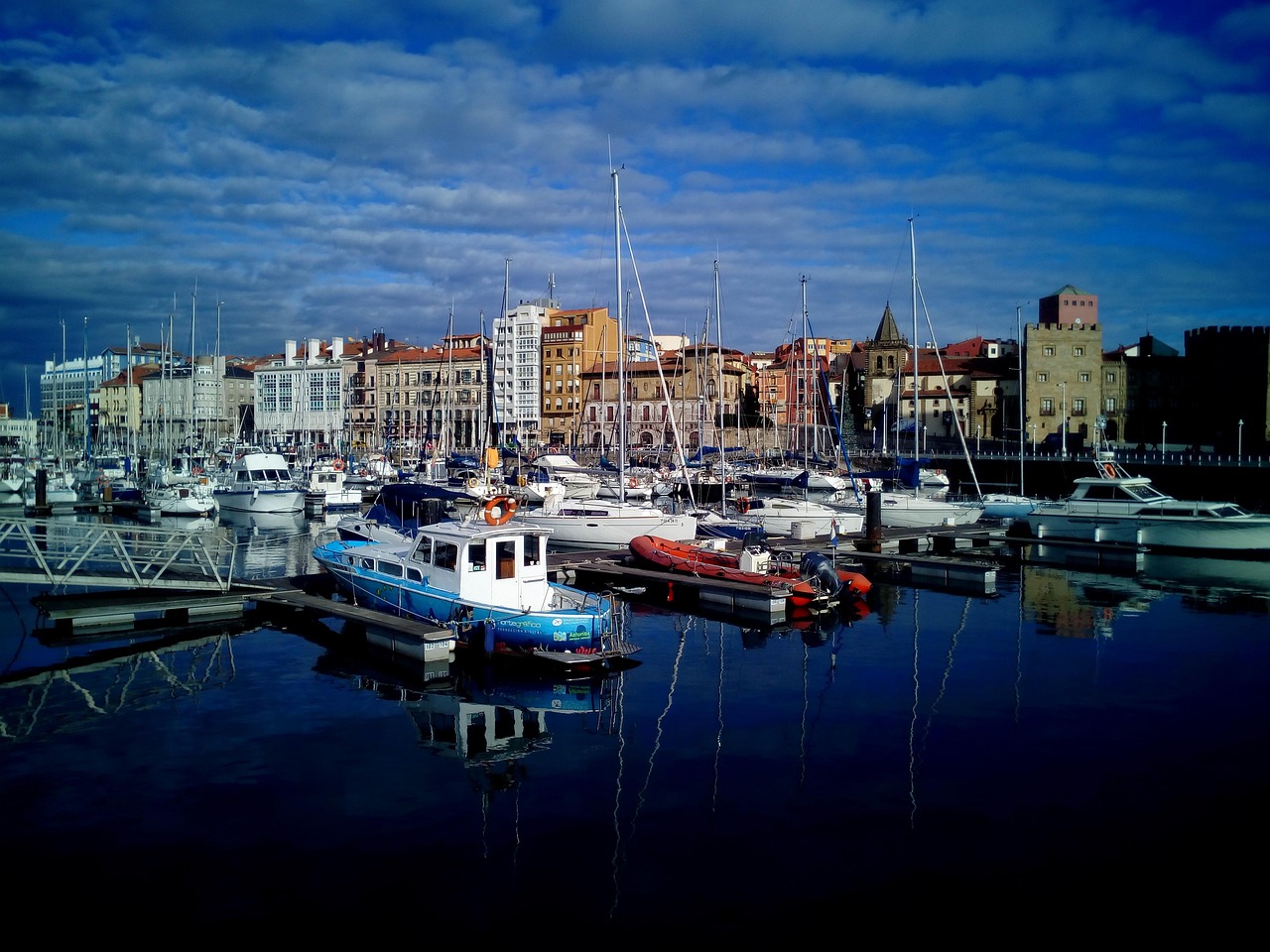 Las mejores apps de viaje con IA en Gijón 2026 - Gijón | Secret World Trip Planner