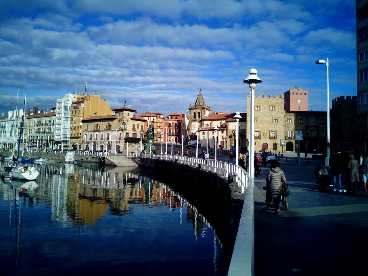 Las mejores apps de viaje con IA en Gijón 2026 - Gijón | Secret World Trip Planner