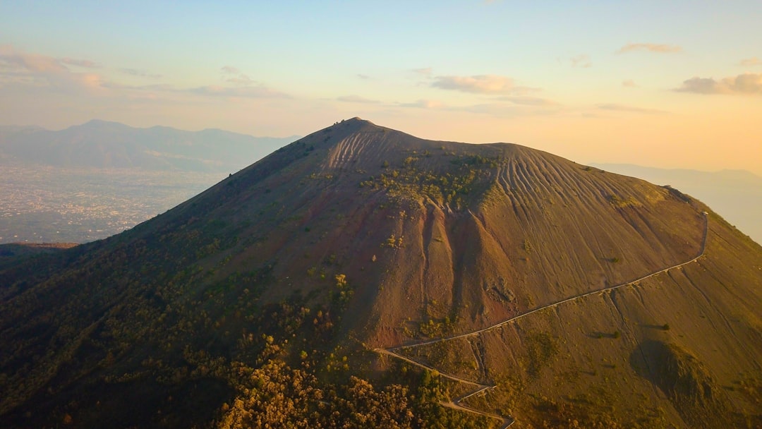 探索维苏威火山：历史与自然的守护者 - Vesuvio | Secret World Trip Planner