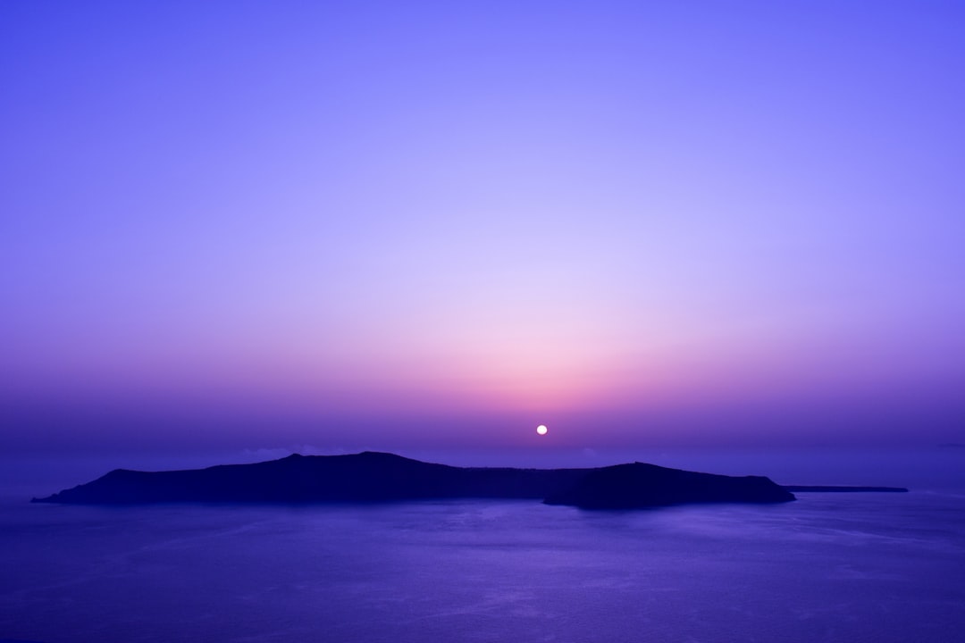 산토리니의 꿈같은 석양: 오이아의 매력 - Nik. Nomikou | Secret World Trip Planner