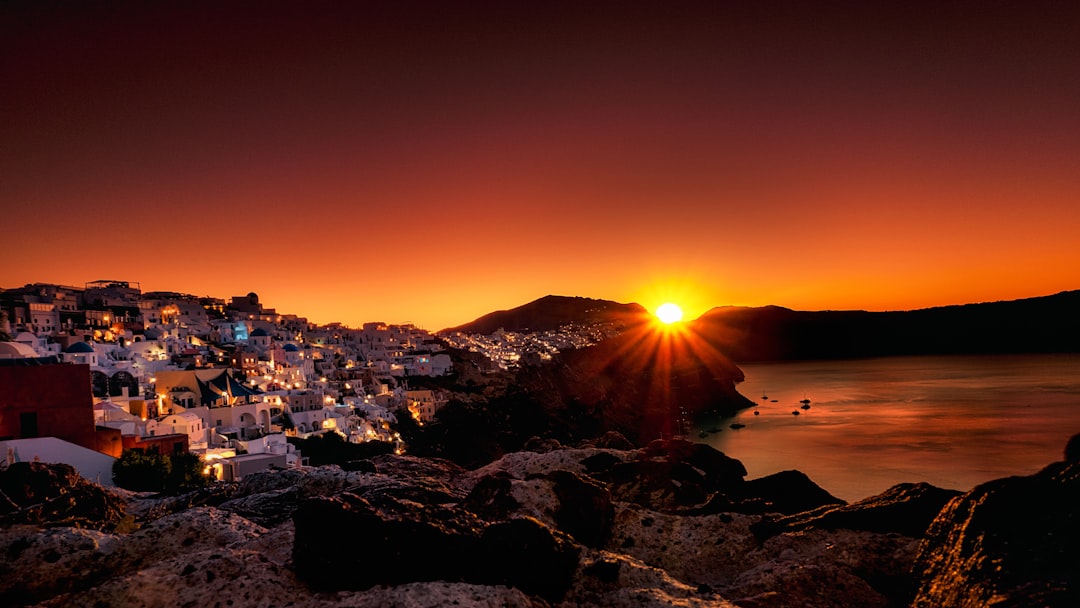サントリーニの夢の夕日：オイアの魅力 - Nik. Nomikou | Secret World Trip Planner
