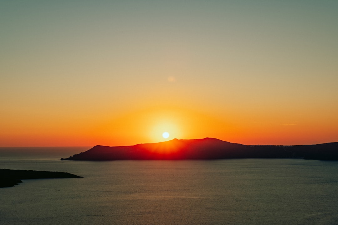 サントリーニの夢の夕日：オイアの魅力 - Nik. Nomikou | Secret World Trip Planner