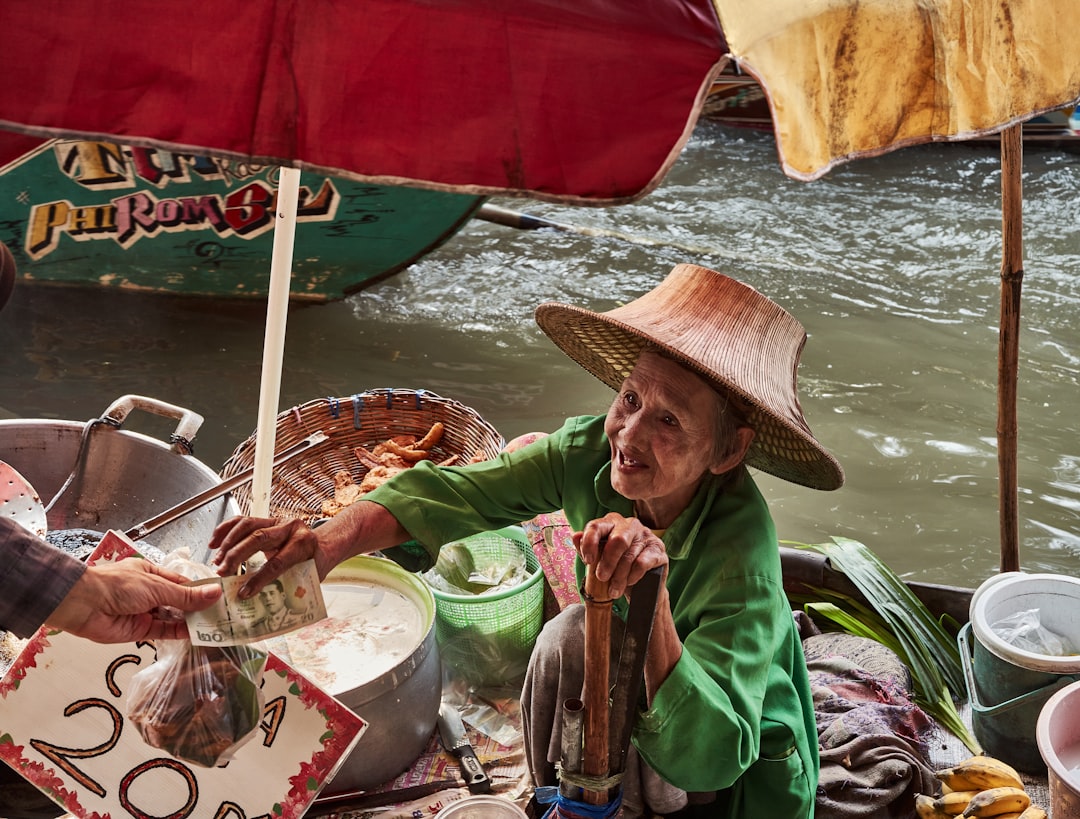 Mercato Galleggiante di Damnoen Saduak: Un Viaggio tra Colori e Sapori - Damnoen Saduak District | Secret World Trip Planner