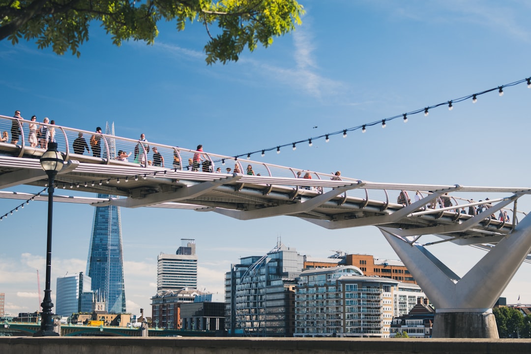 Ponte do Milênio: Uma Conexão para o Futuro em Londres - Thames Embankment | Secret World Trip Planner