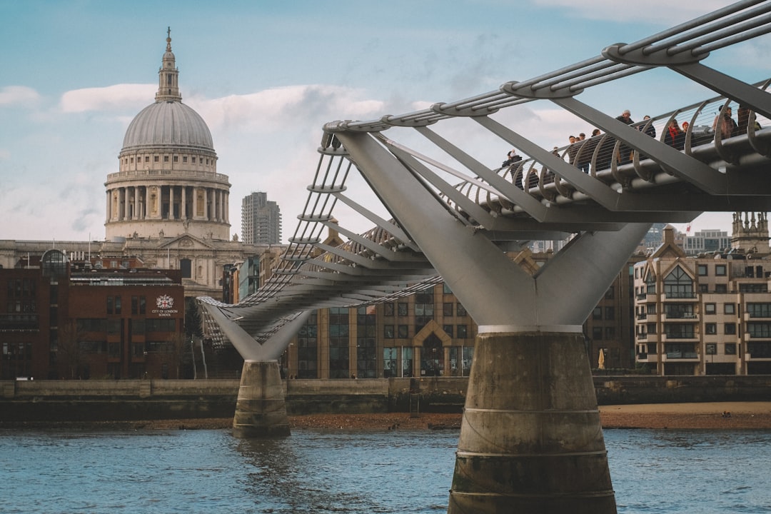 ミレニアムブリッジ：ロンドンの未来への架け橋 - Thames Embankment | Secret World Trip Planner