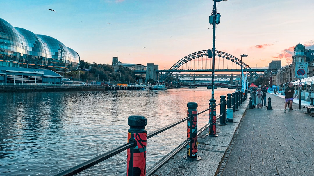 ミレニアムブリッジ：ロンドンの未来への架け橋 - Thames Embankment | Secret World Trip Planner