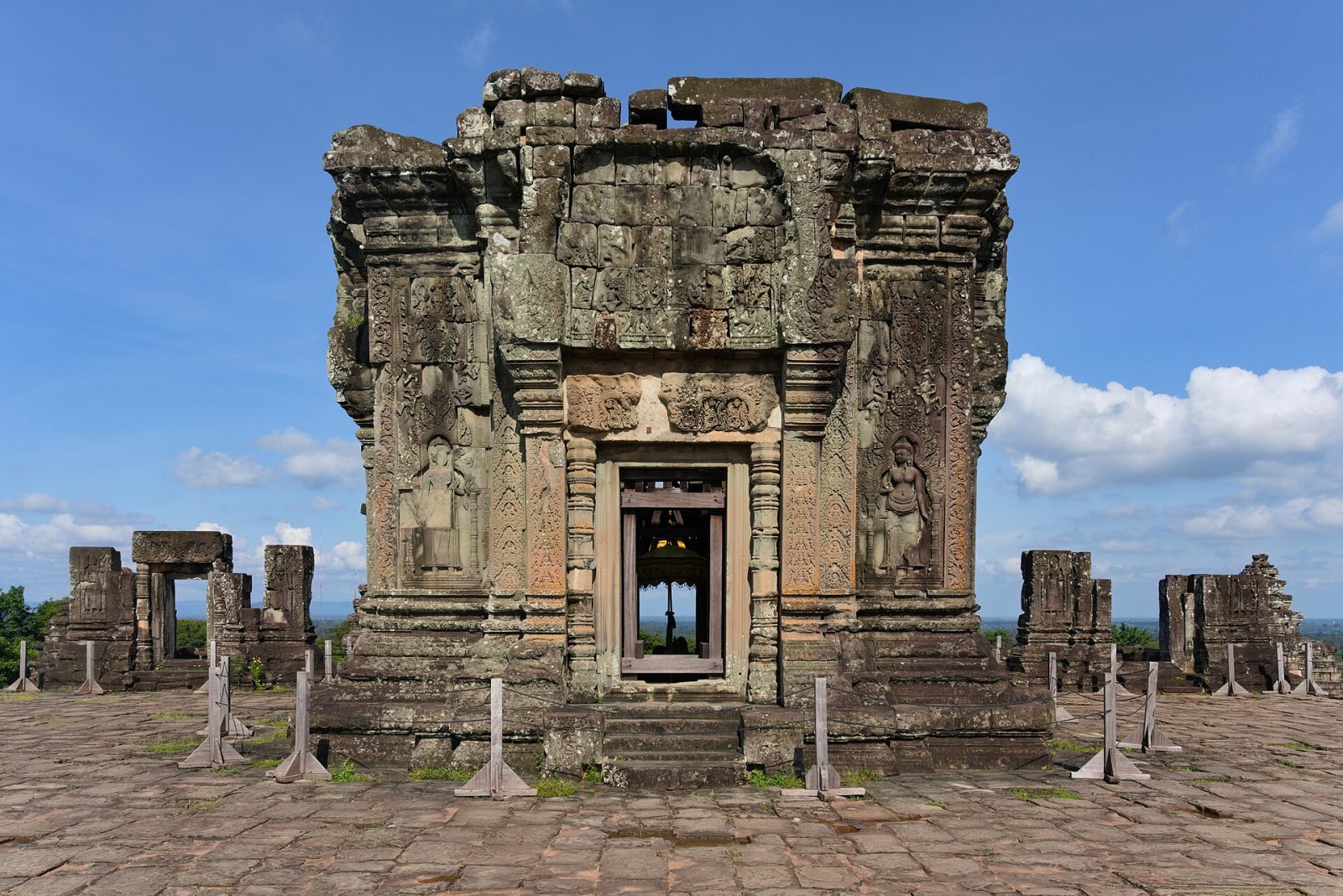 Discover Phnom Bakheng: The Temple Between History and Nature in Cambodia | Secret World Trip Planner