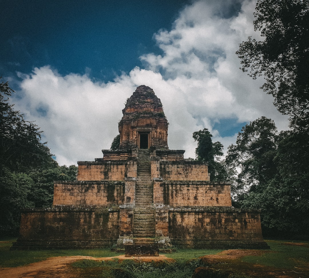 Découvrez Phnom Bakheng : le temple entre histoire et nature au Cambodge | Secret World Trip Planner