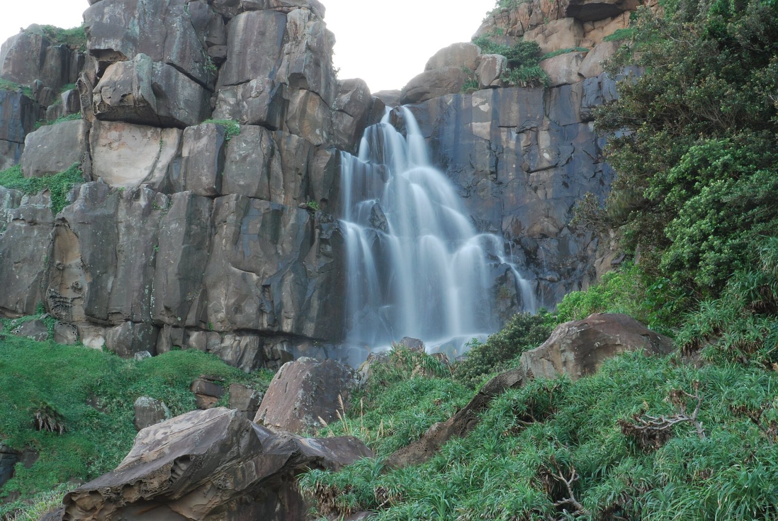 Entdecken Sie die Magie von 佳樂水: Ein bezaubernder Wasserfall in Taiwan | Secret World Trip Planner