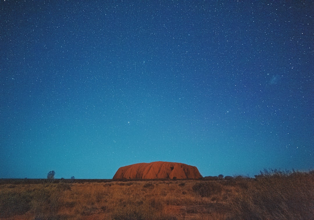 Uluṟu: El Tronco de Fuego al Atardecer - Mutitjulu NT 0872 | Secret World Trip Planner