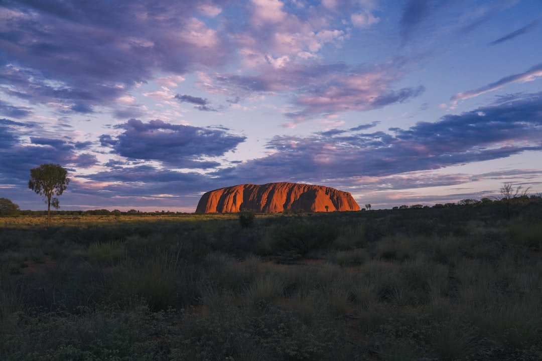 Uluṟu: El Tronco de Fuego al Atardecer - Mutitjulu NT 0872 | Secret World Trip Planner