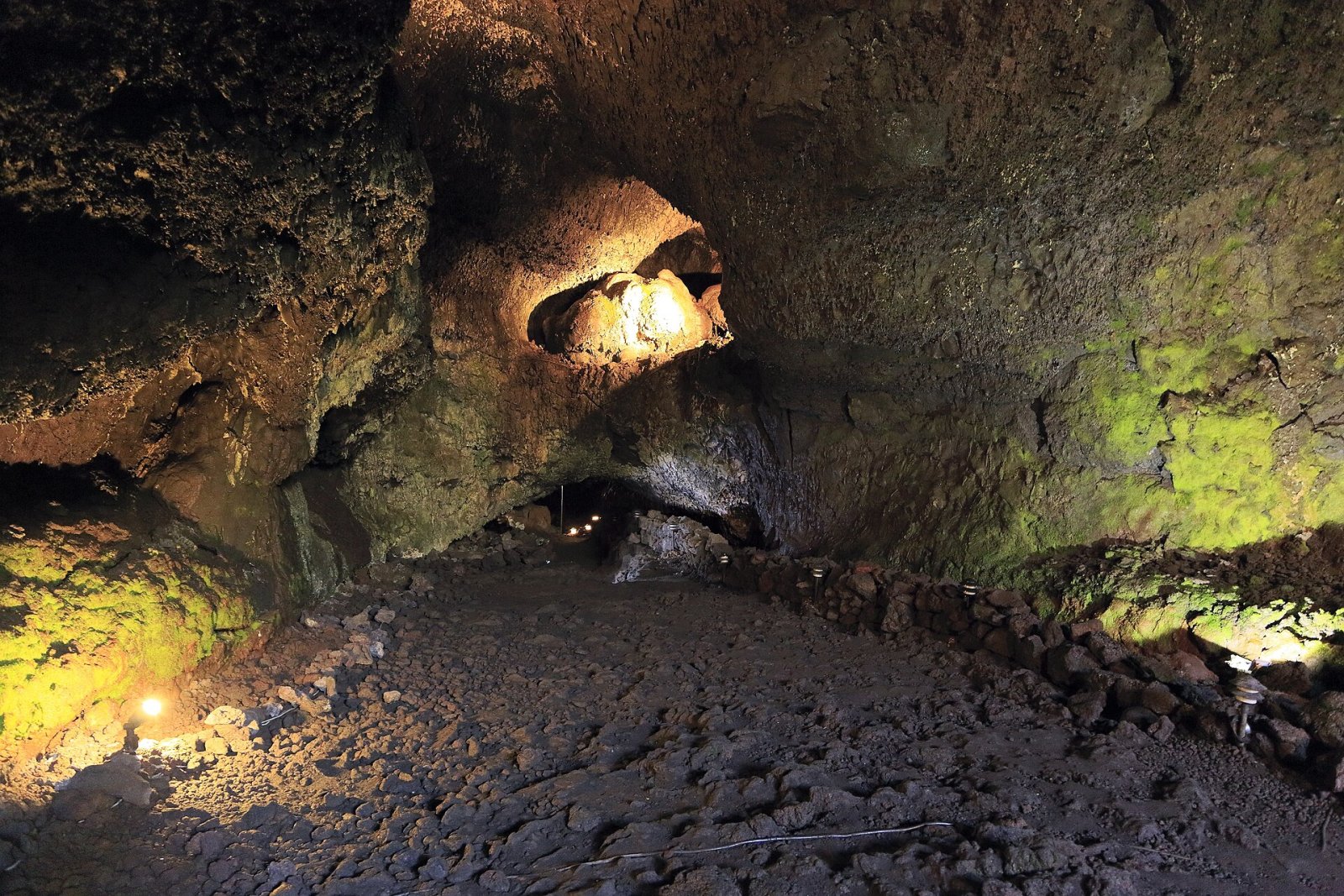Scopri le affascinanti Cuevas Volcánicas del Villarrica in Cile - Refugio Villarrica | Secret World Trip Planner