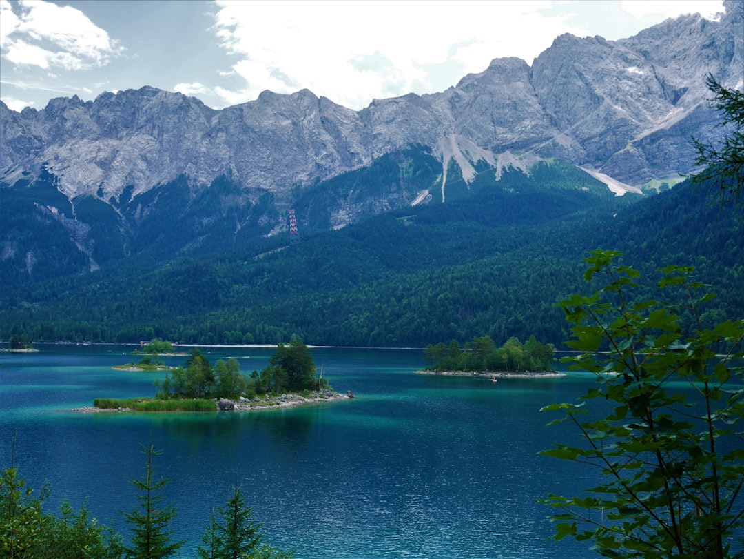 Eibsee: バイエルンの中心にある自然の楽園 - Grainau | Secret World Trip Planner