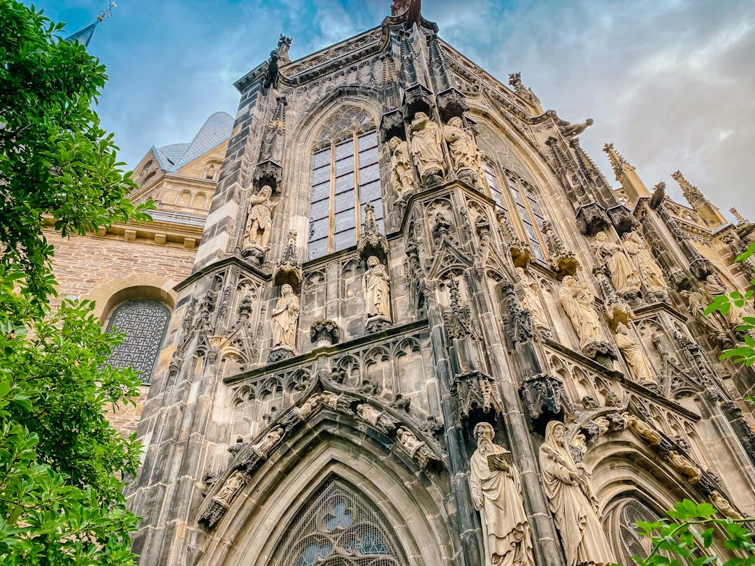 아헨 대성당: 역사와 영성의 여행 - Aachen | Secret World Trip Planner