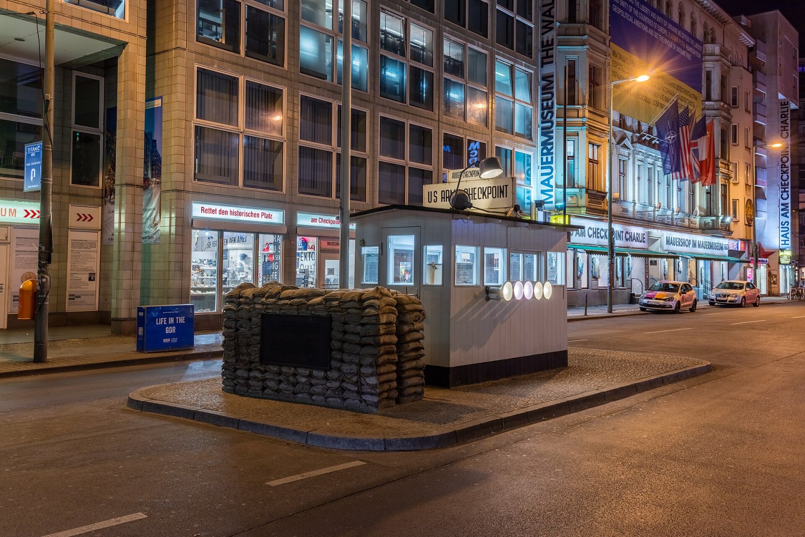 Checkpoint Charlie: Um Símbolo da Guerra Fria em Berlim - Berlin | Secret World Trip Planner