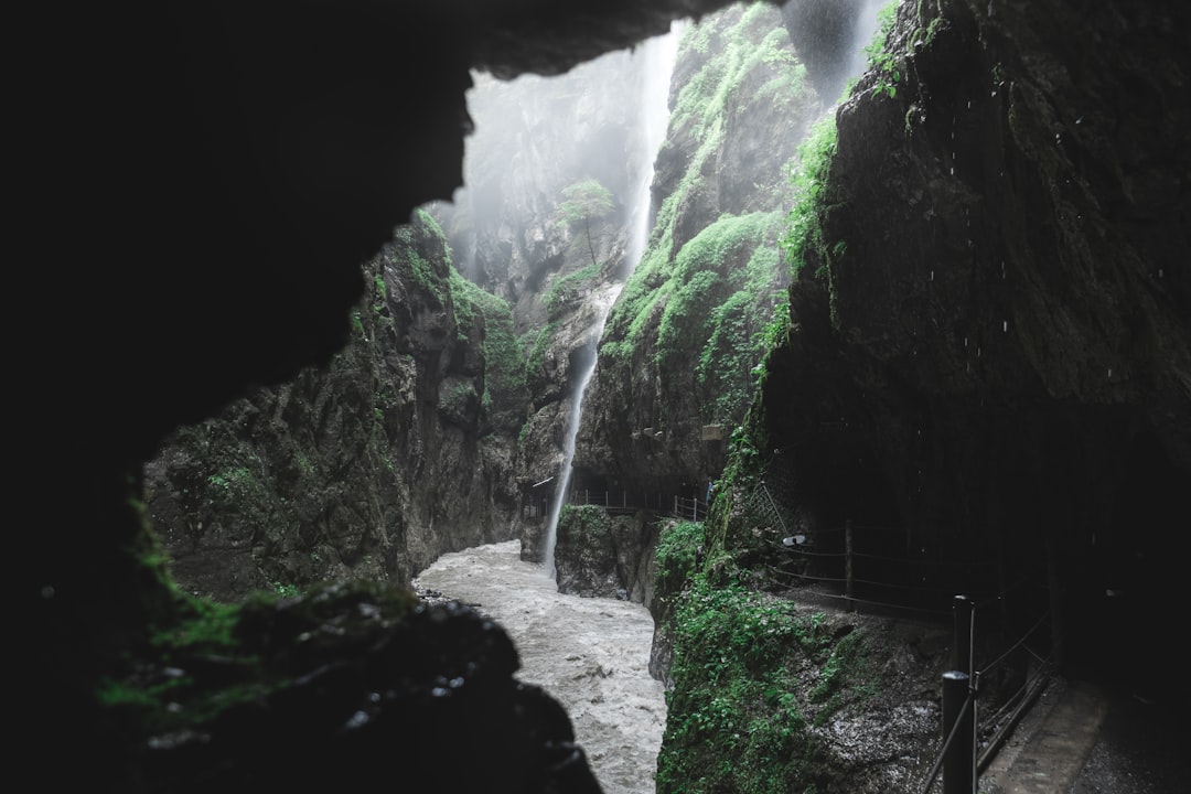 Partnachklamm: 자연과 모험이 어우러진 바이에른 여행 - Garmisch-Partenkirchen | Secret World Trip Planner