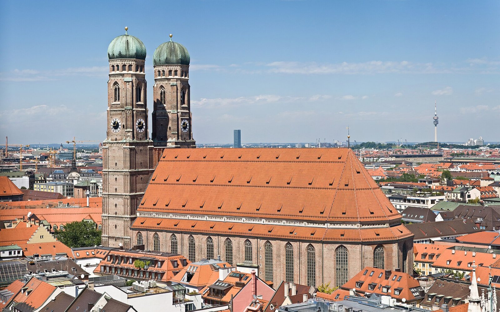 뮌헨의 프라우엔키르헤: 문화와 역사의 상징 - München | Secret World Trip Planner