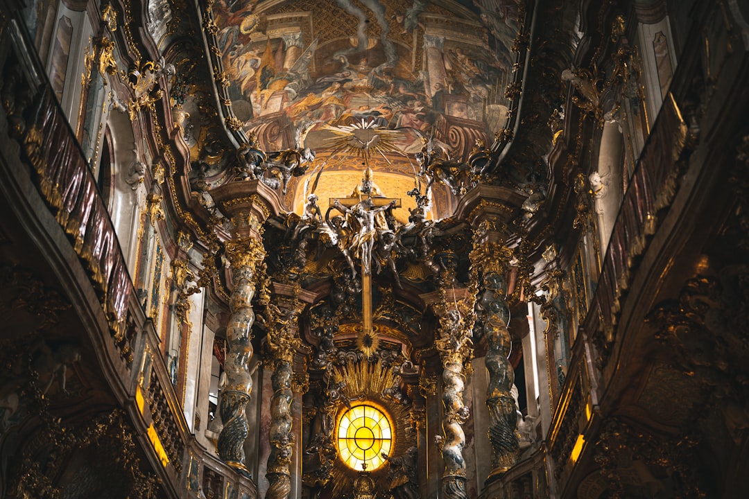 ミュンヘンのアザム教会を発見：バロックの宝石 - München | Secret World Trip Planner