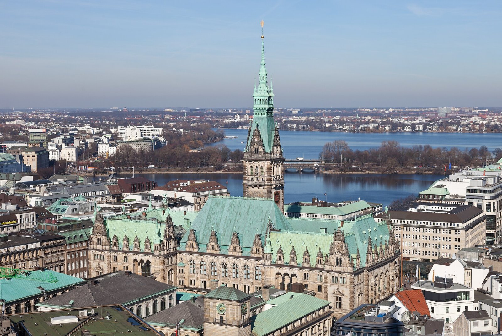 ハンブルク市庁舎を発見：北ドイツの首都の歴史と美しさ - Hamburg | Secret World Trip Planner