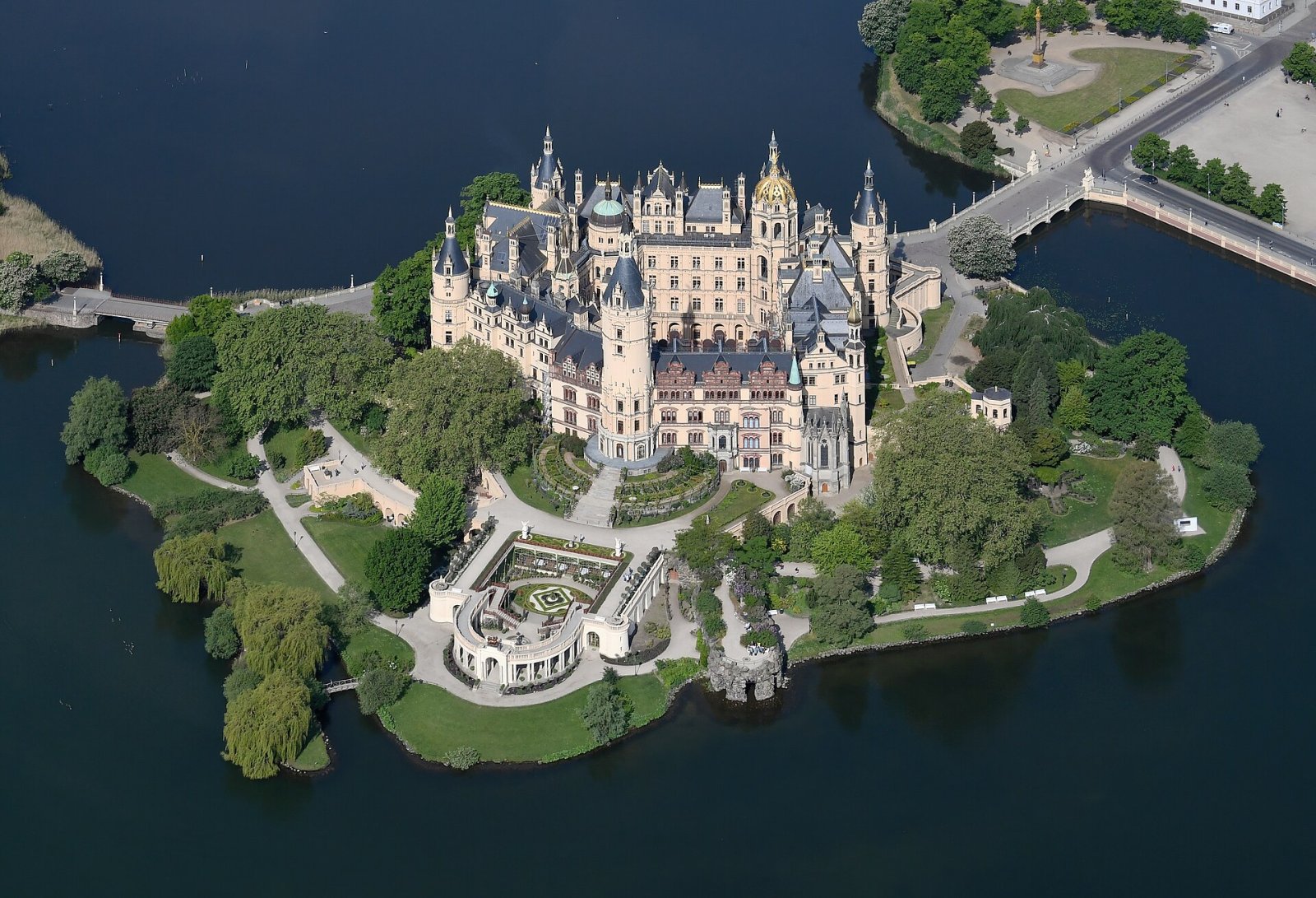 슈베린 성 발견하기: 독일 역사 속의 보석 - Schwerin | Secret World Trip Planner