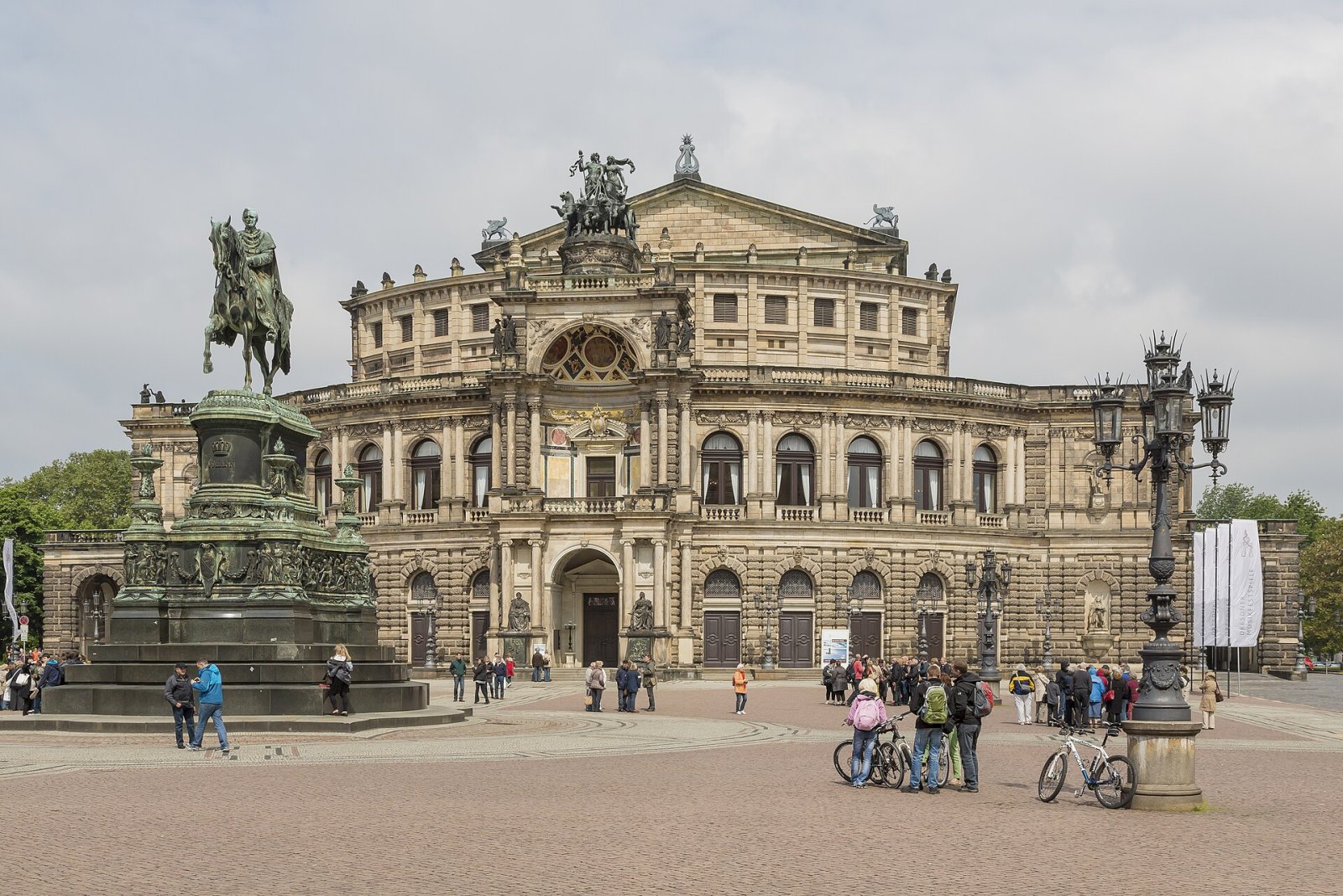 探索德累斯顿的塞姆佩尔歌剧院：德国文化瑰宝 - Dresden | Secret World Trip Planner